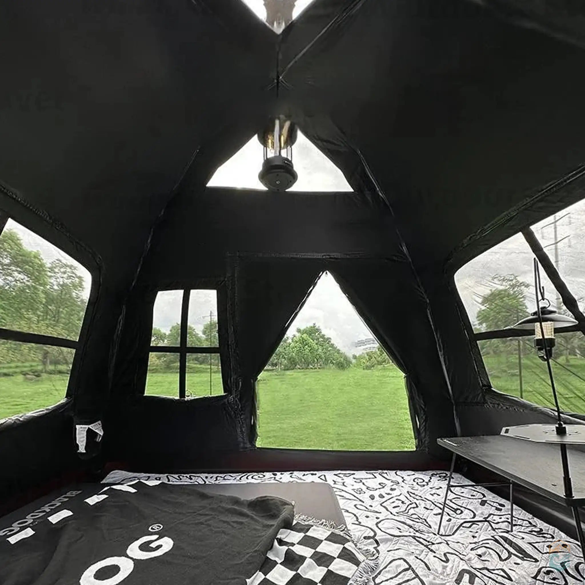 Interior view of the Black Dog automatic tent for 3-4 people, showing two doors and four windows for ventilation. The tent offers excellent sun protection while maintaining a cool and comfortable environment, ideal for outdoor camping.