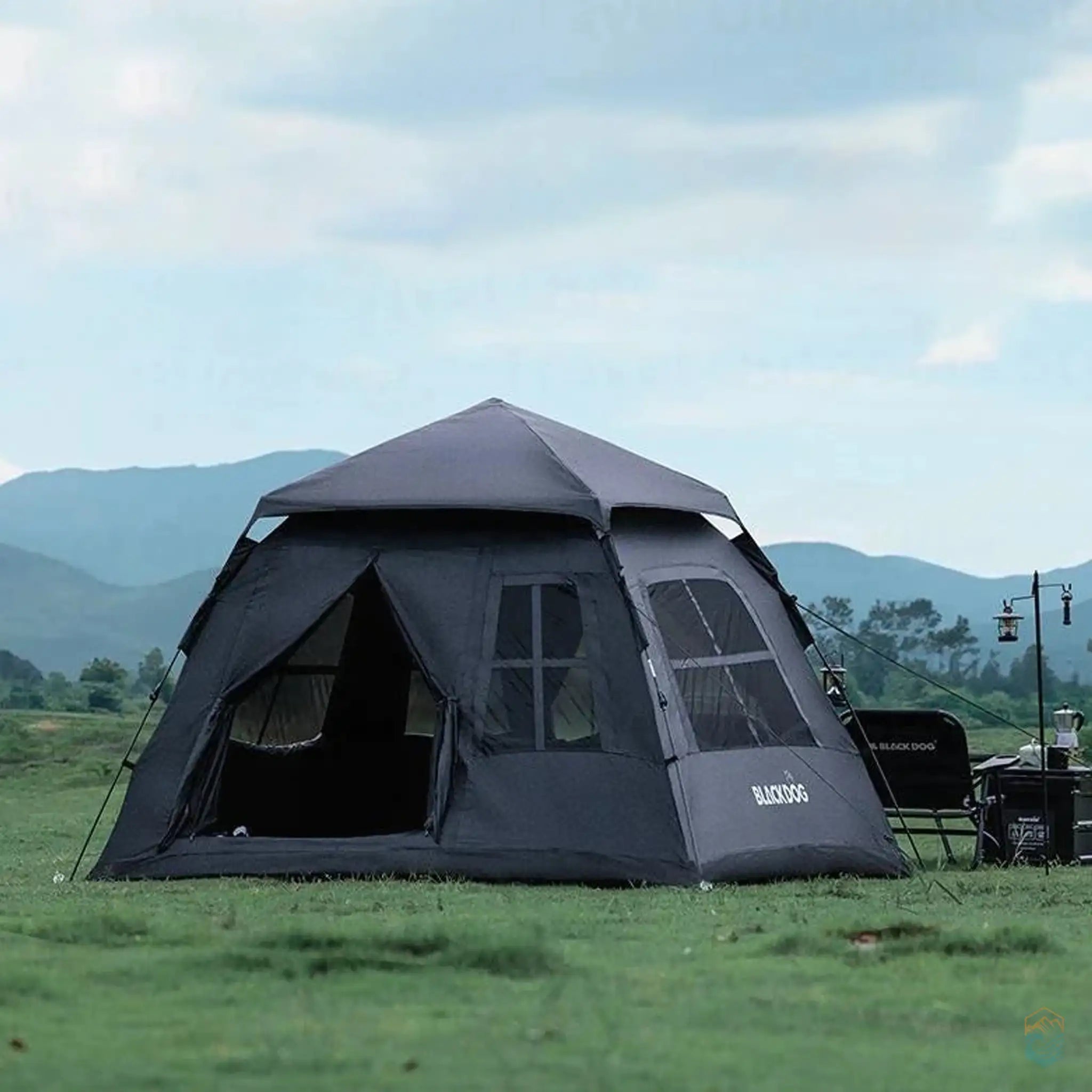 Black Dog automatic tent for 3-4 people set up outdoors, highlighting its quick 3-second opening feature, spacious interior, and durable double vinyl construction with two doors and four windows. Ideal for easy and efficient camping.